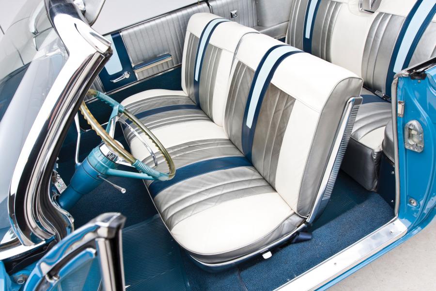 Интерьер Pontiac Bonneville Convertible (2867) 1961 года  (фото 35 из 59)